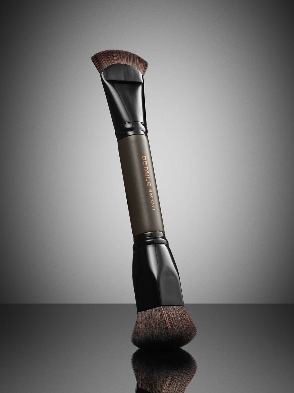 Luxurious Precision Foundation Brush, Details by Tati